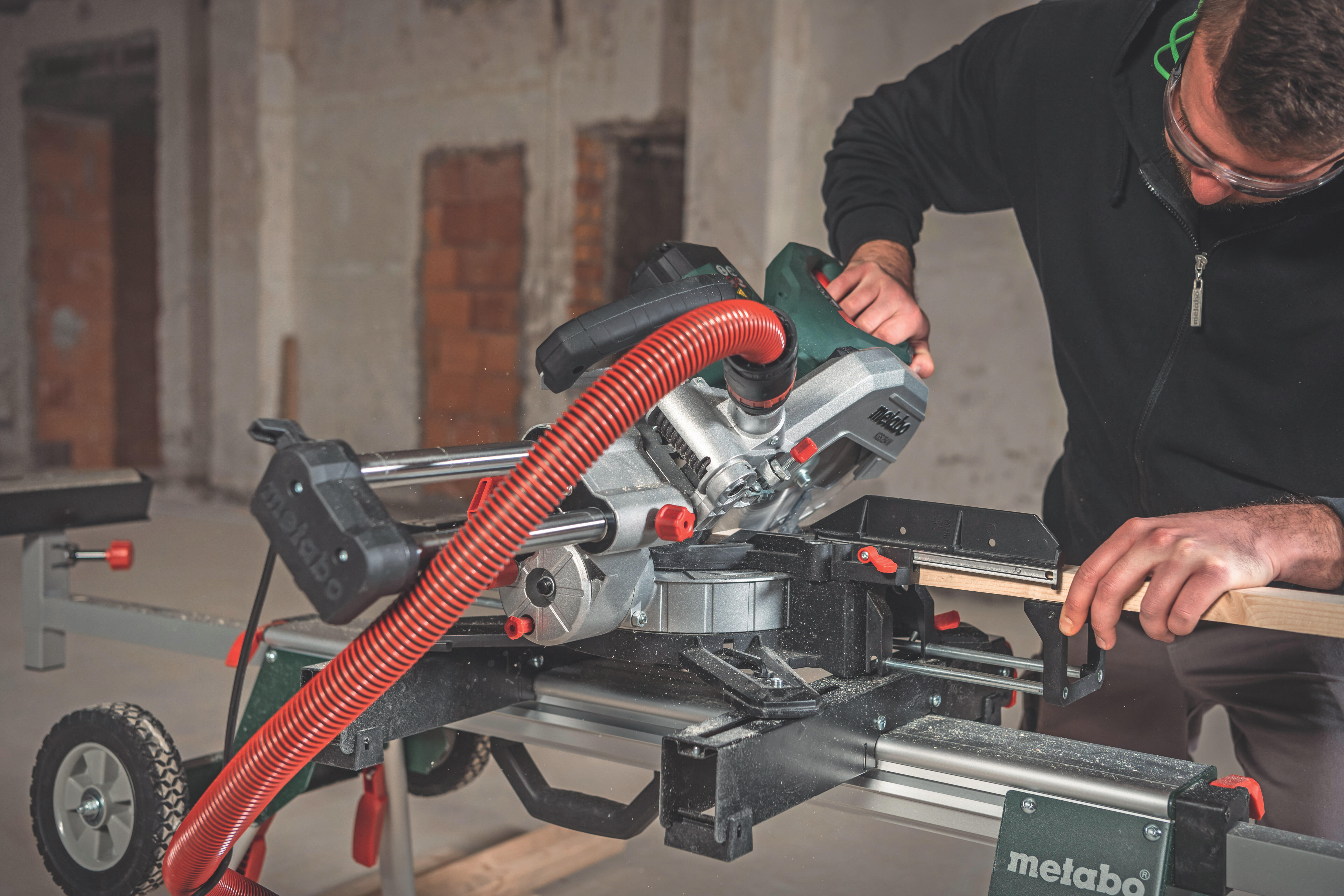 Pilarka ukosowa z posuwem 1800W 254mm KGS 254 M Metabo - 2
