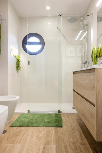 Foto de stock gratuita sobre adentro, baño, bidé, cabina de ducha, diseño  de interiores, ducha, inodoro, tiro vertical, váter