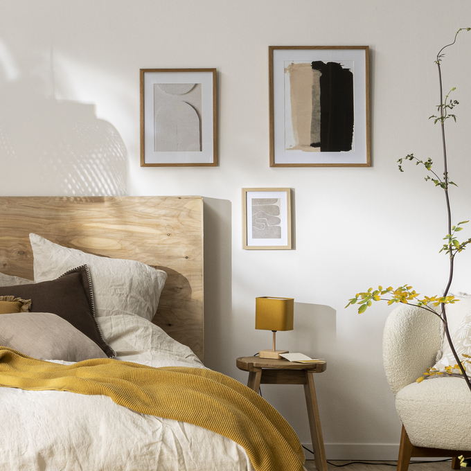 Dormitorio con láminas decorativas en composición en la pared
