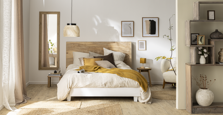 Dormitorio con láminas decorativas en composición en la pared