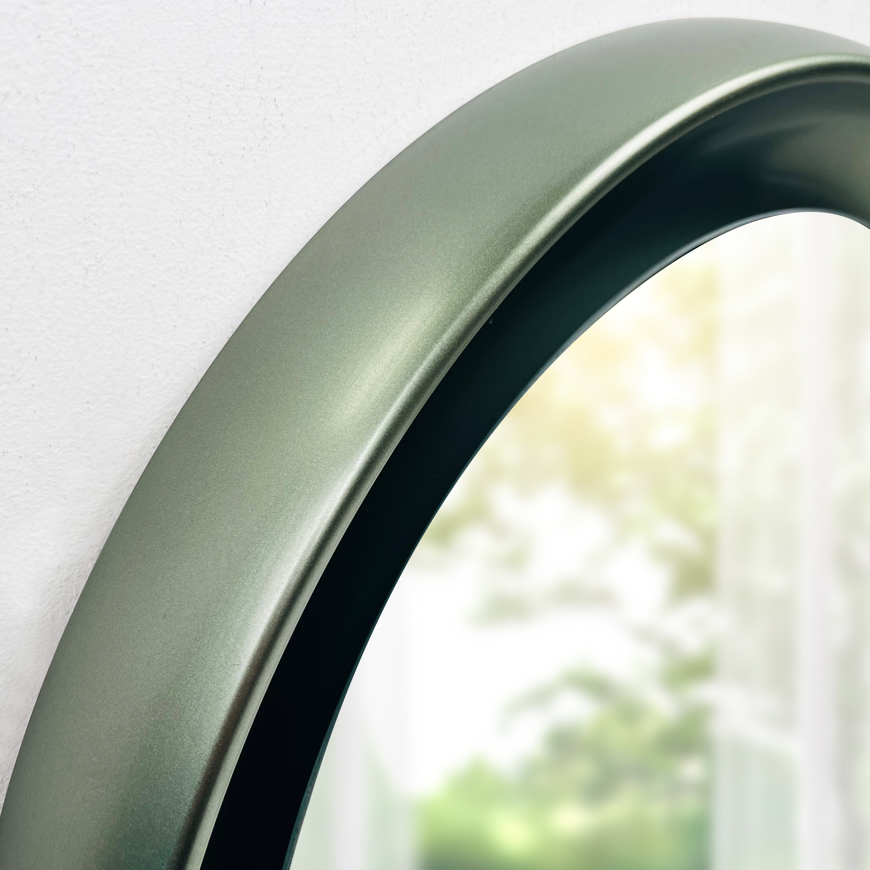 Espejo enmarcado de pared redondo Curl Forest polipropileno verde brillante INSPIRE de 55 cm de diámetro - 6