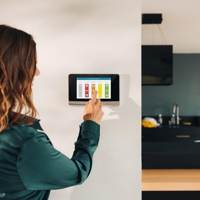 Grâce à l’émetteur radio RTS (Radio Technology Somfy) intégré à votre moniteur intérieur, vous pilotez également jusqu’à 5 équipements ou groupes d’équipements Somfy directement depuis votre moniteur intérieur. Vous pouvez ainsi, très facilement ouvrir ou fermer votre porte de garage, vos volets roulants, votre portail ou gérer vos éclairages ; plus besoin de courir le matin tout est centralisé ! ​								
								