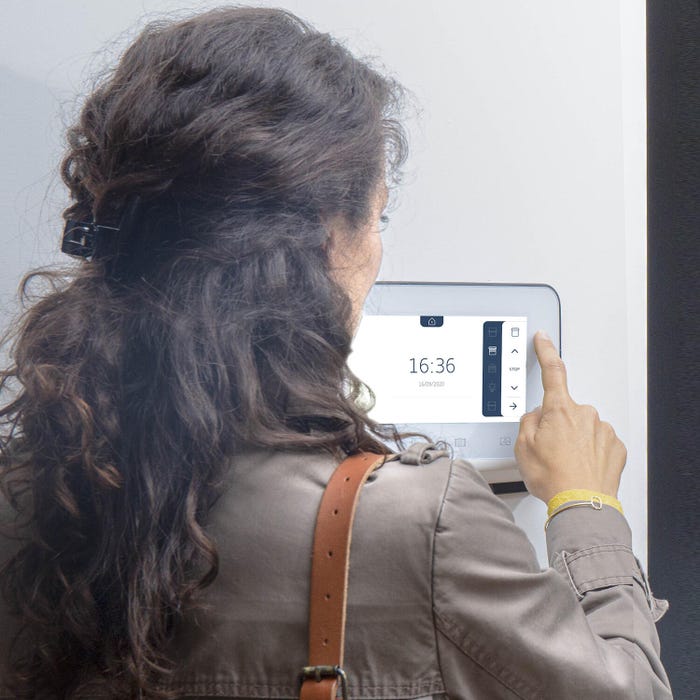 Grâce à l’émetteur radio RTS (Radio Technology Somfy) intégré à votre moniteur intérieur, vous pilotez également jusqu’à 5 équipements ou groupes d’équipements Somfy directement depuis votre moniteur intérieur. Vous pouvez ainsi, très facilement ouvrir ou fermer votre porte de garage, vos volets roulants, votre portail ou gérer vos éclairages; plus besoin de courir le matin tout est centralisé ! ​