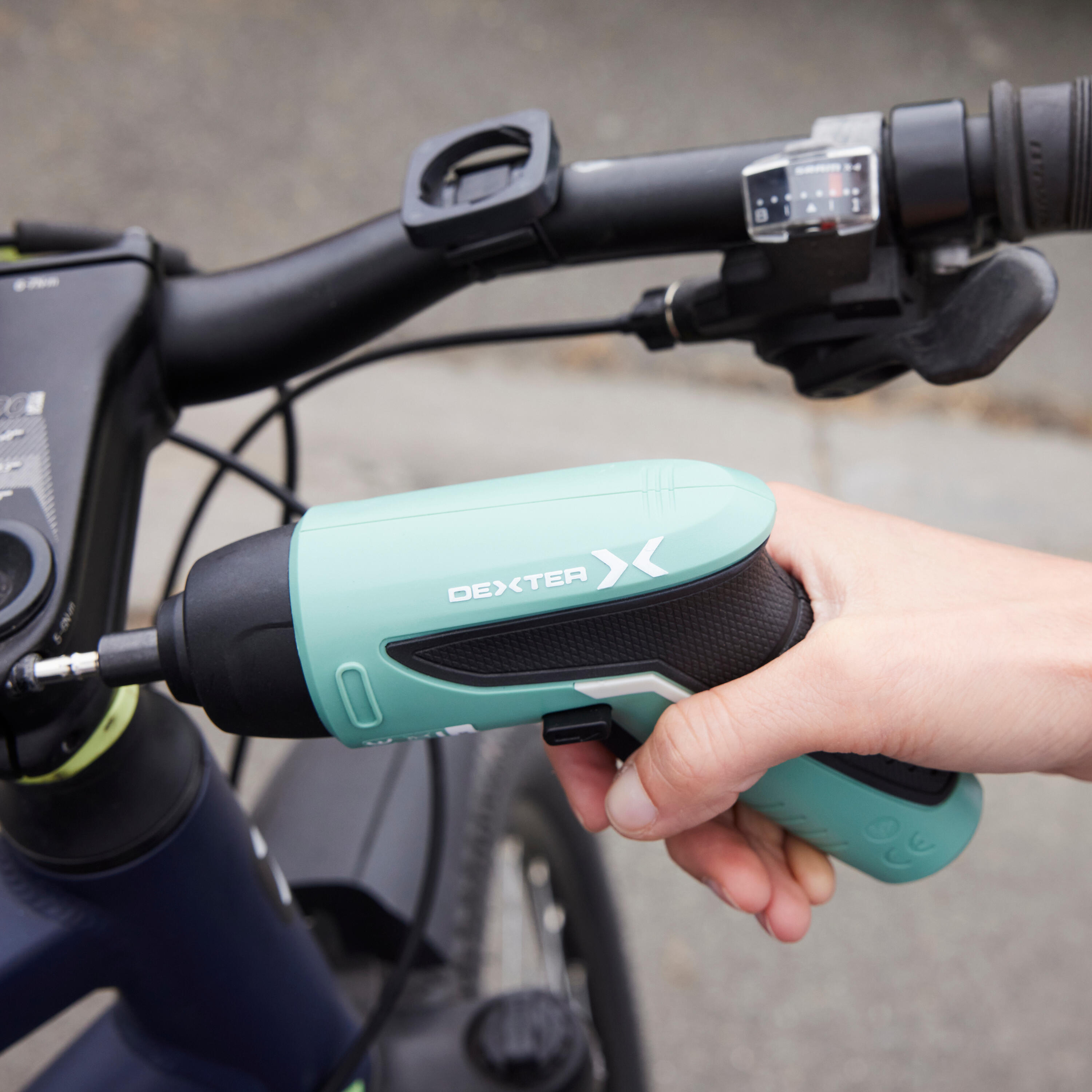 Atornillador DEXTER SODIUM 3.7V + 6 puntas atornillador + Cable carga USB-C - 9