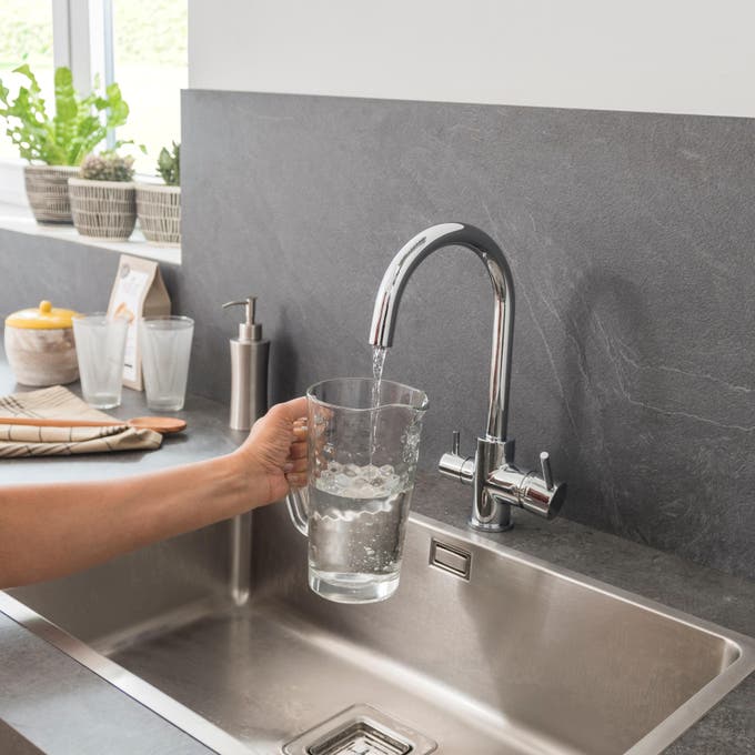 Photo Mitigeur de cuisine chromé avec filtration d'eau
