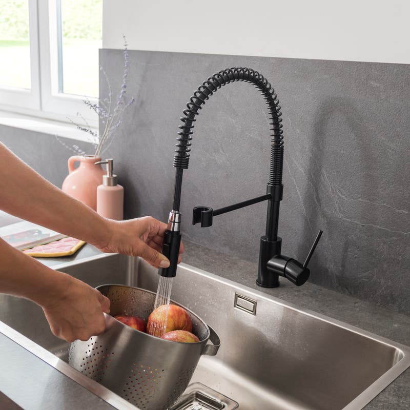 Comment installer un robinet cuisine avec douchette extractible - Tuto
