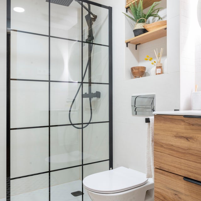 Baño con mampara con cuarterones