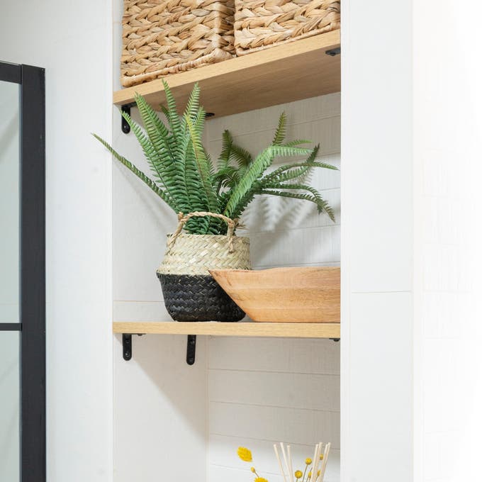 Detalle de estantes en el baño