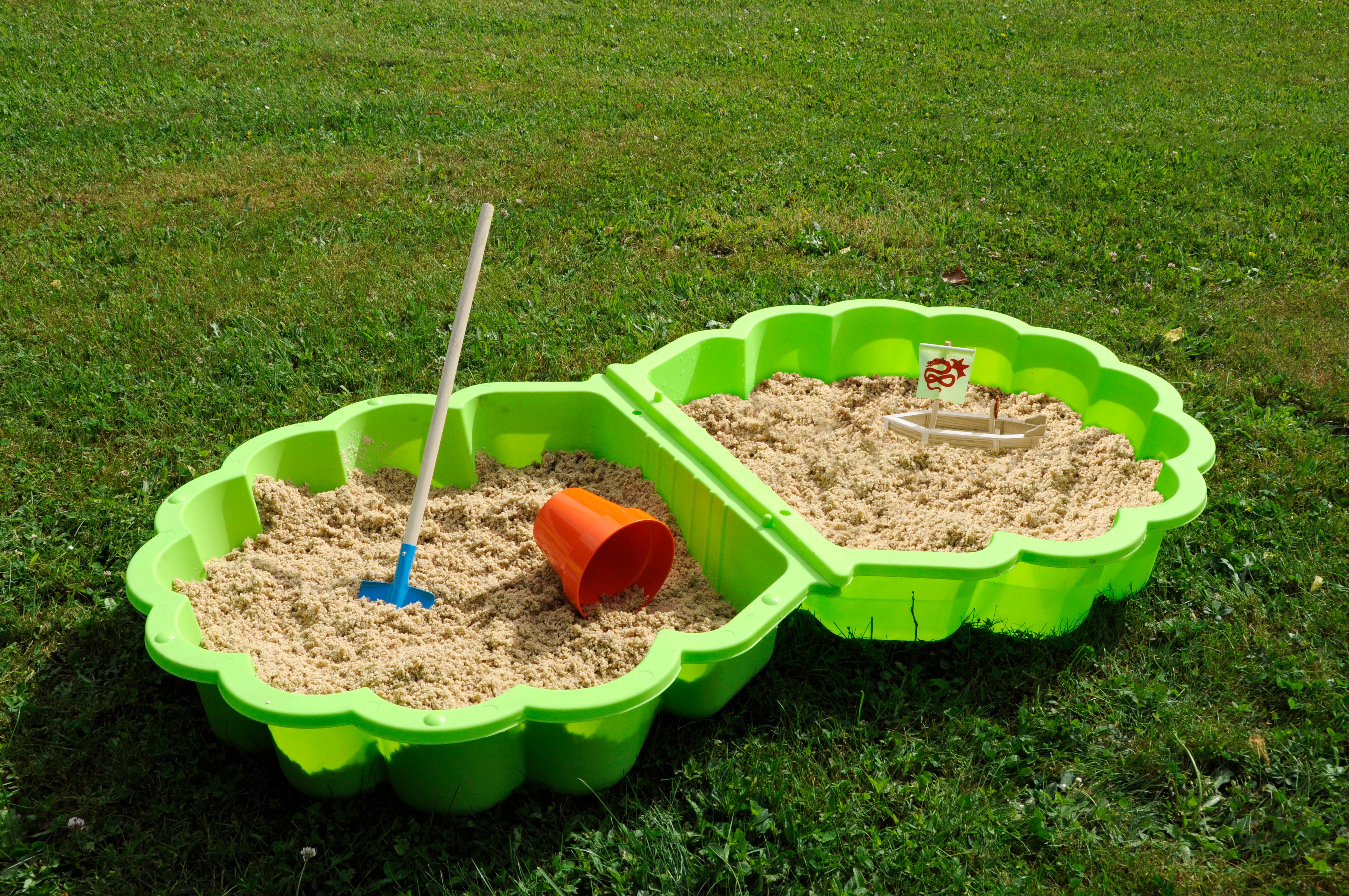 Arenero doble concha de color verde para juegos infantiles