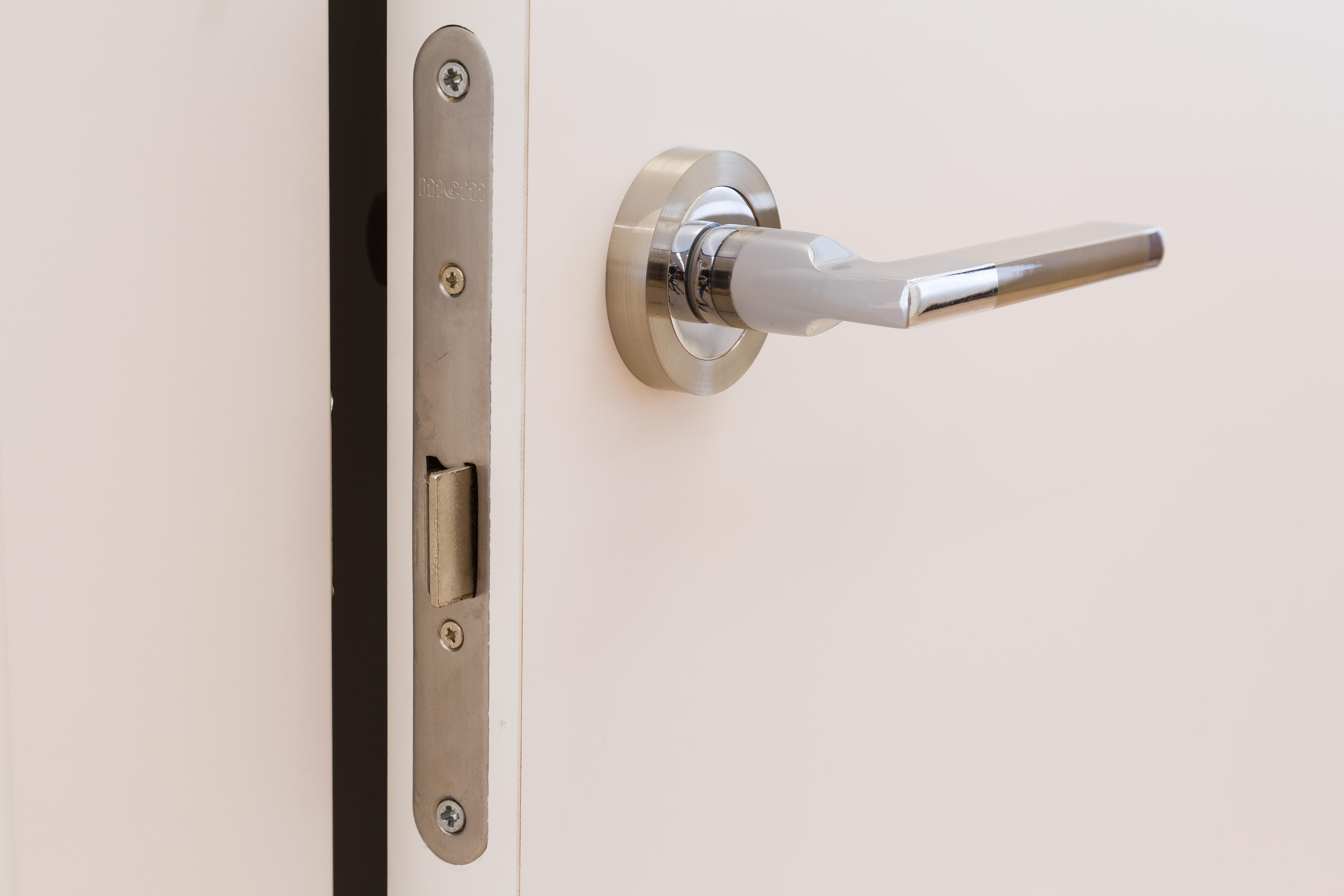 Puerta de interior abatible ciega maciza lacada Line Plus Mónaco blanco apertura derecha cerco de 9x2 anchura 62.5cm - 5