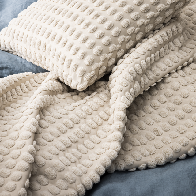 Manta jacquard Golfy rectangular INSPIRE poliéster beige curva overlock y cosido de 130x170 cm