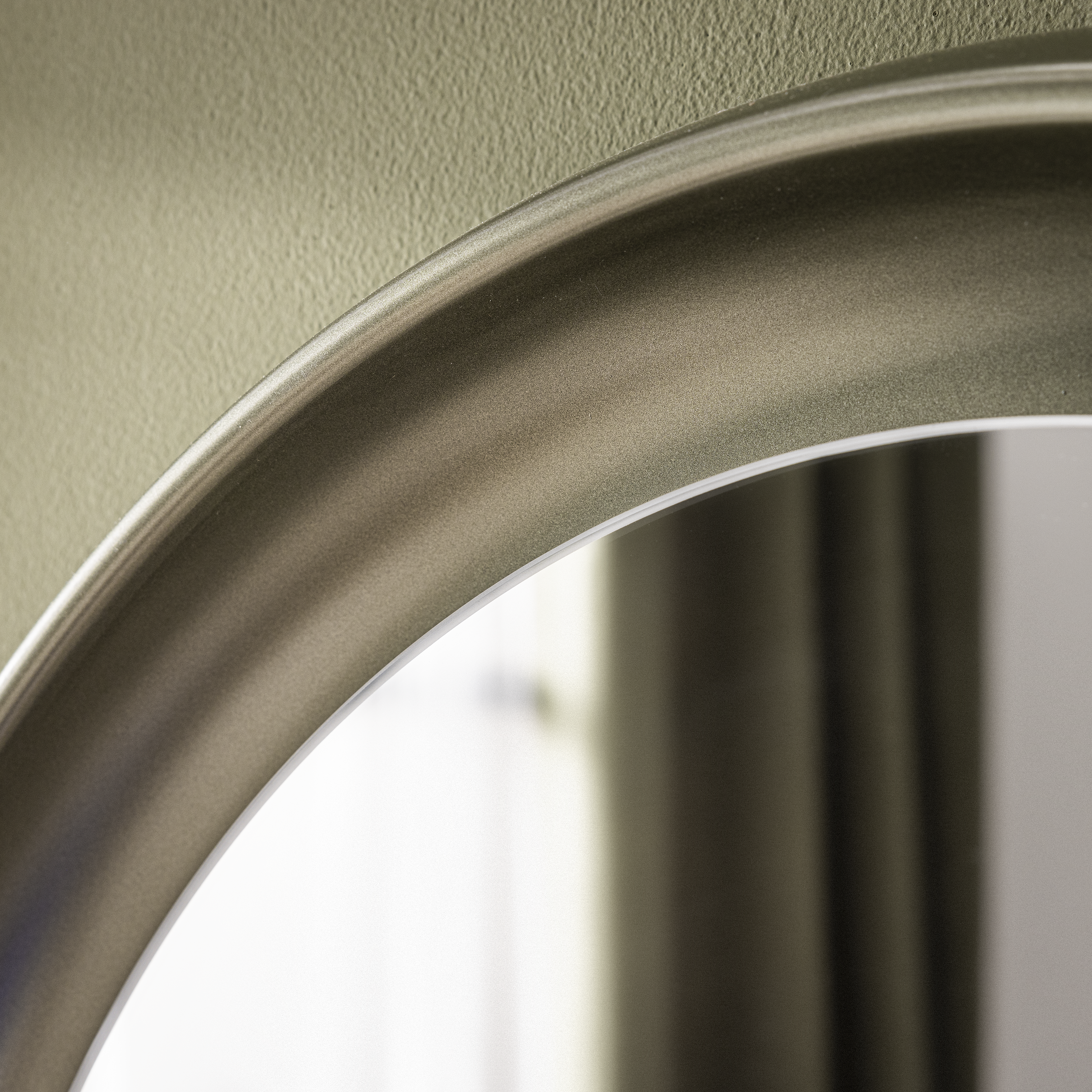 Espejo enmarcado de pared redondo Curl Forest polipropileno verde brillante INSPIRE de 55 cm de diámetro - 4