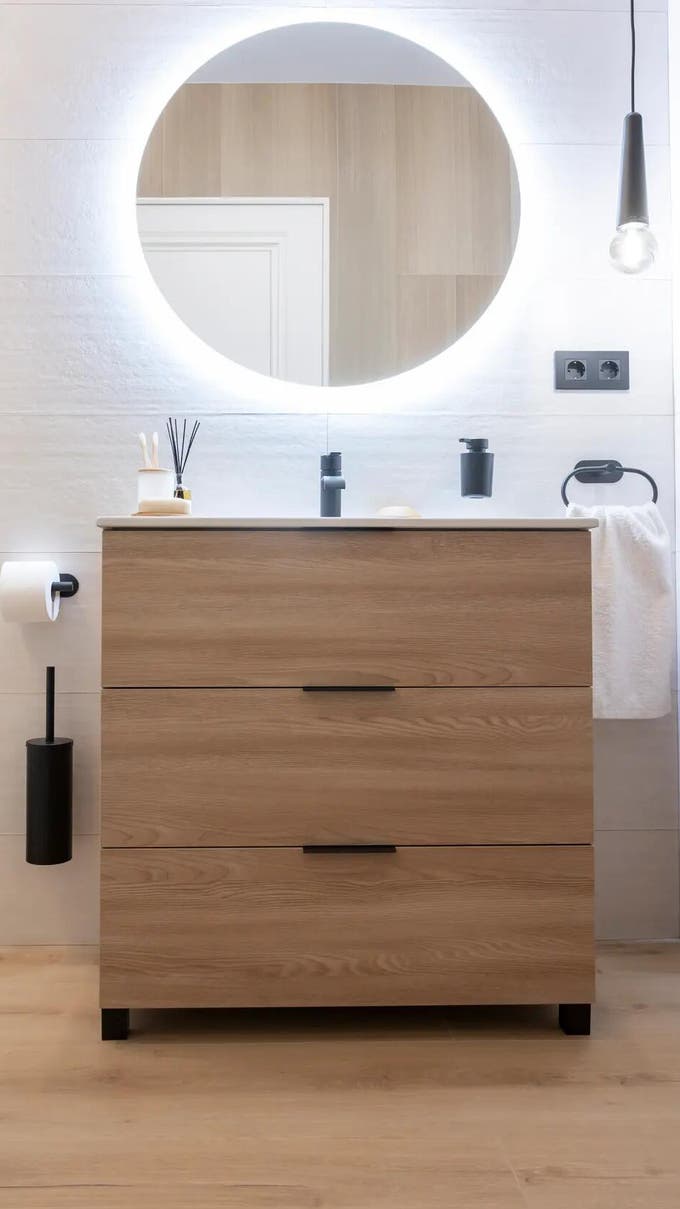 Baño con detalles en negro
