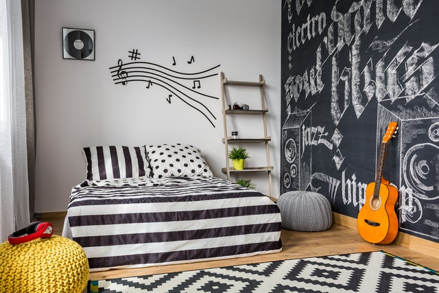 Strefa relaksu, łóżko, gitara, pufy do siedzenia, półka na ozdoby 