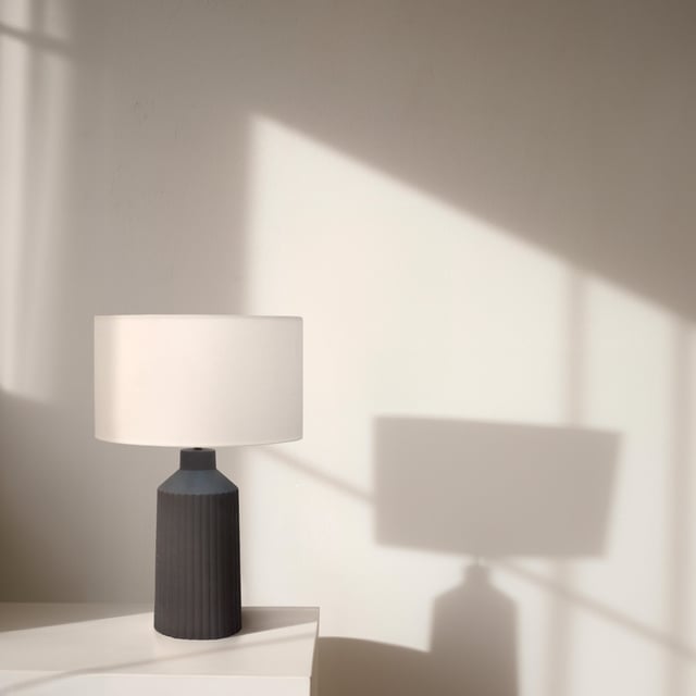 Lámpara de mesa Moniq cemento negro E27