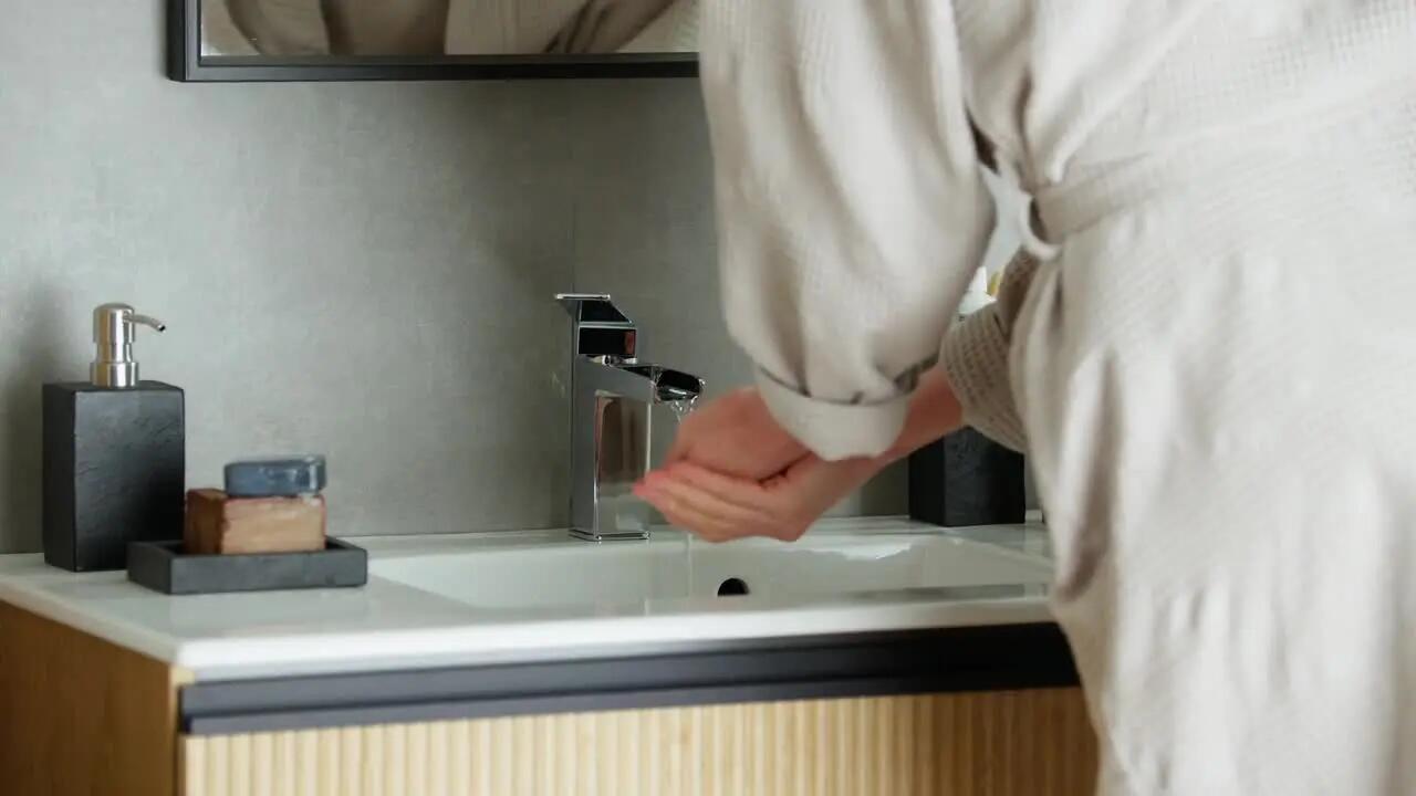Rubinetto per lavabo a canna media getto a cascata d'acqua Studio cromato lucido SENSEA H 16 cm - 2