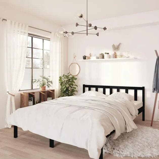 quarto de casal com cama ao centro 