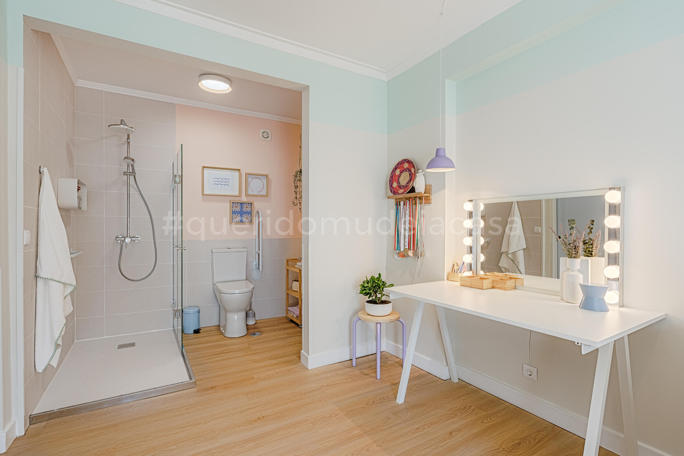 quarto com casa de banho aberta