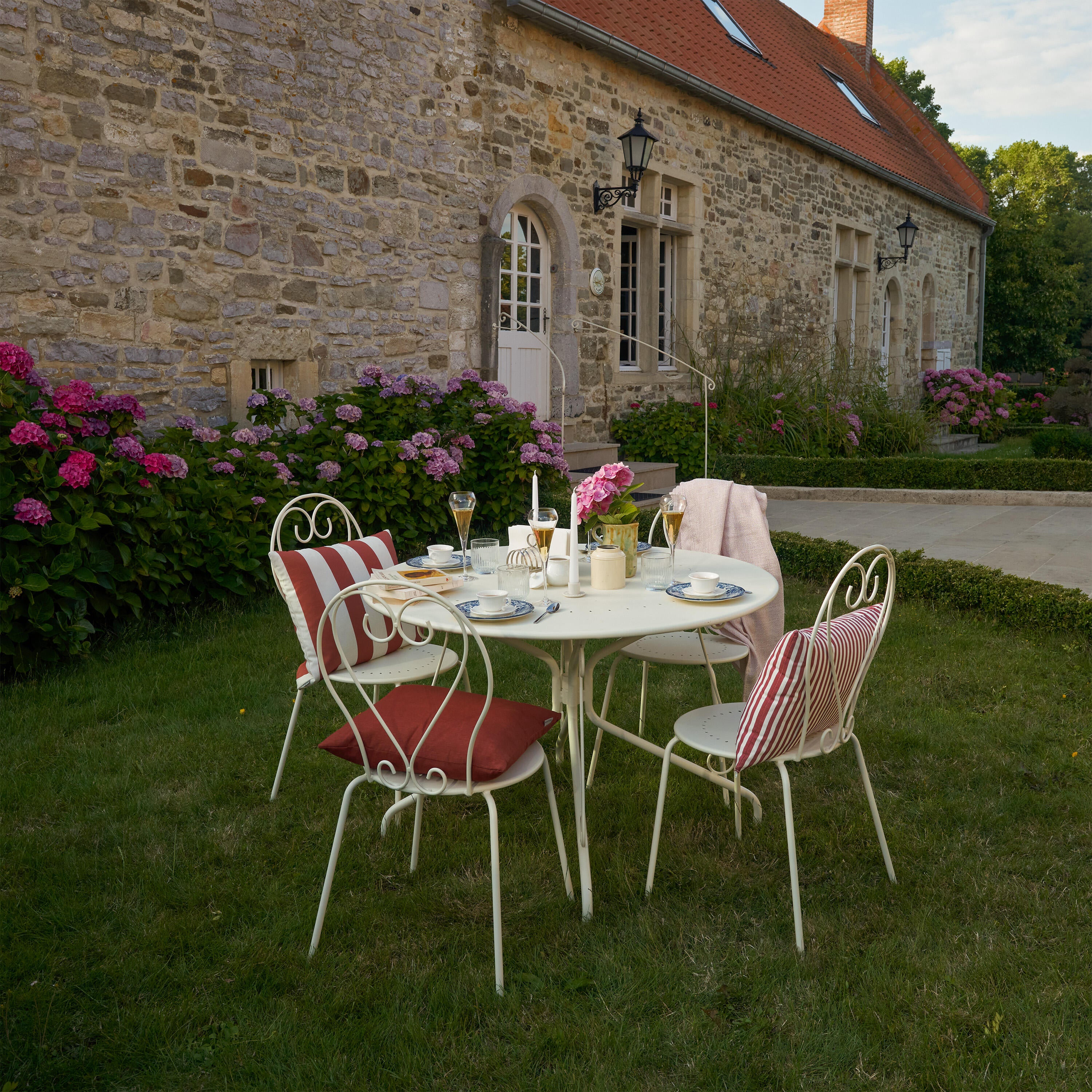 Mesa para jardim redonda 110 cm creme Naterial Romeo - 9