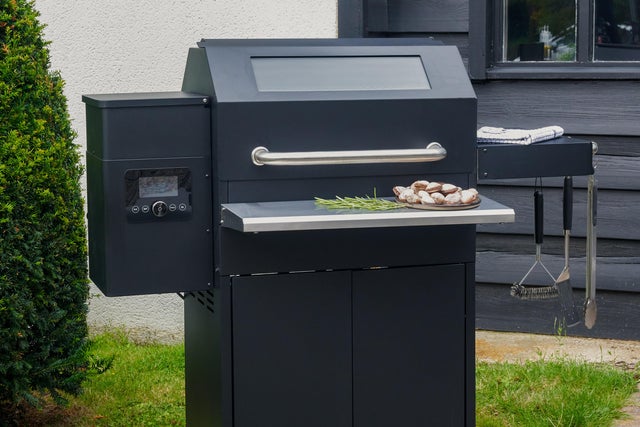 Grill na pellet z zamykaną pokrywą i panelem sterowania.