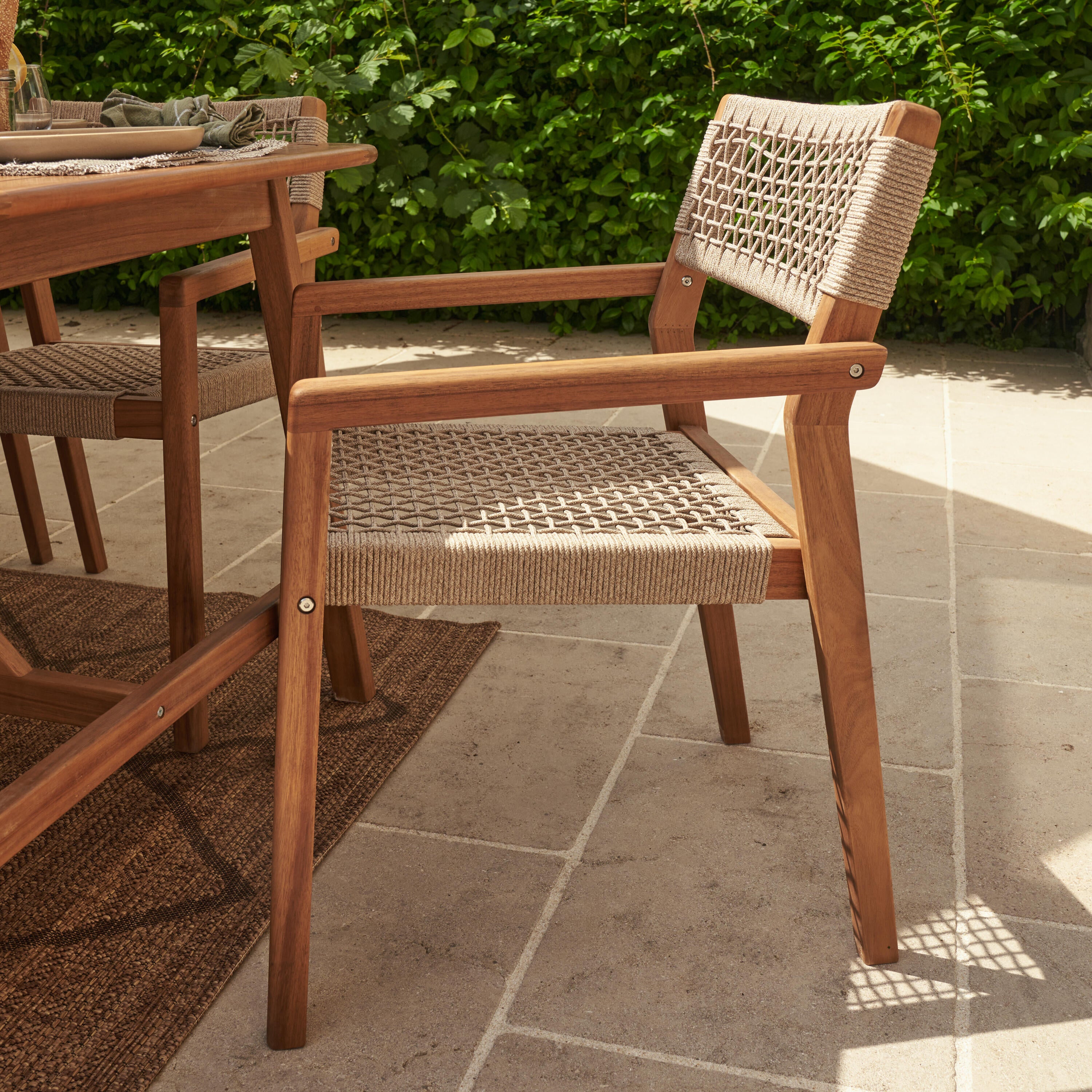 Sedia da giardino con braccioli Oasis NATERIAL, struttura in acacia legno, seduta in corda, 2 pezzi - 11