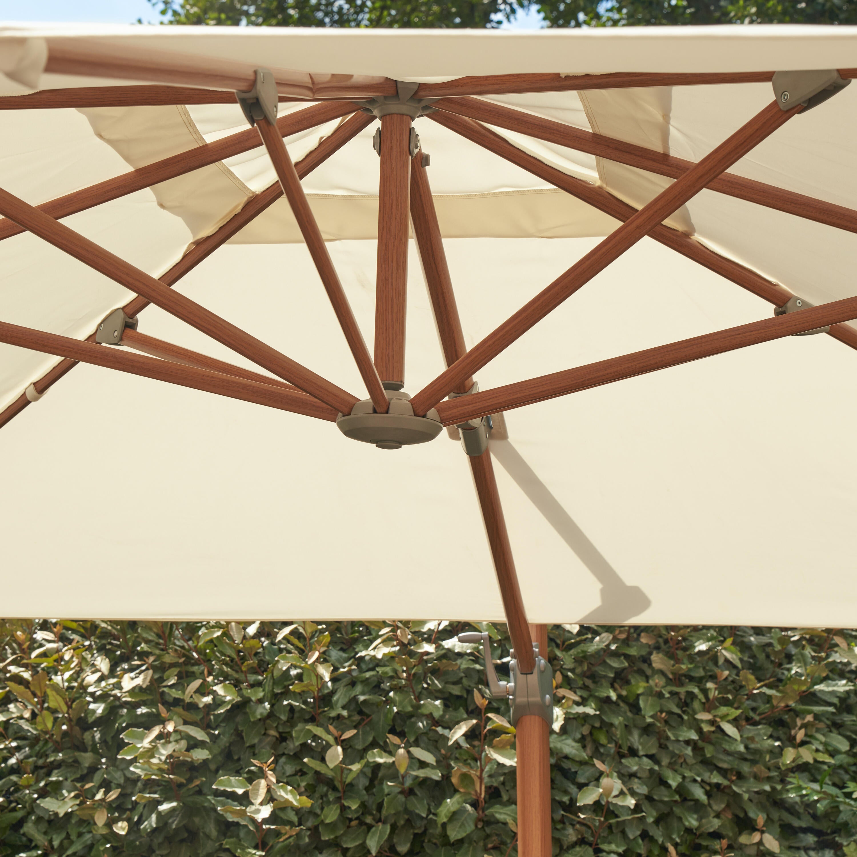 Ombrellone a palo laterale marrone AGORA NATERIAL con telo quadrato bianco L 286 x P 286 x H 264 cm - 15