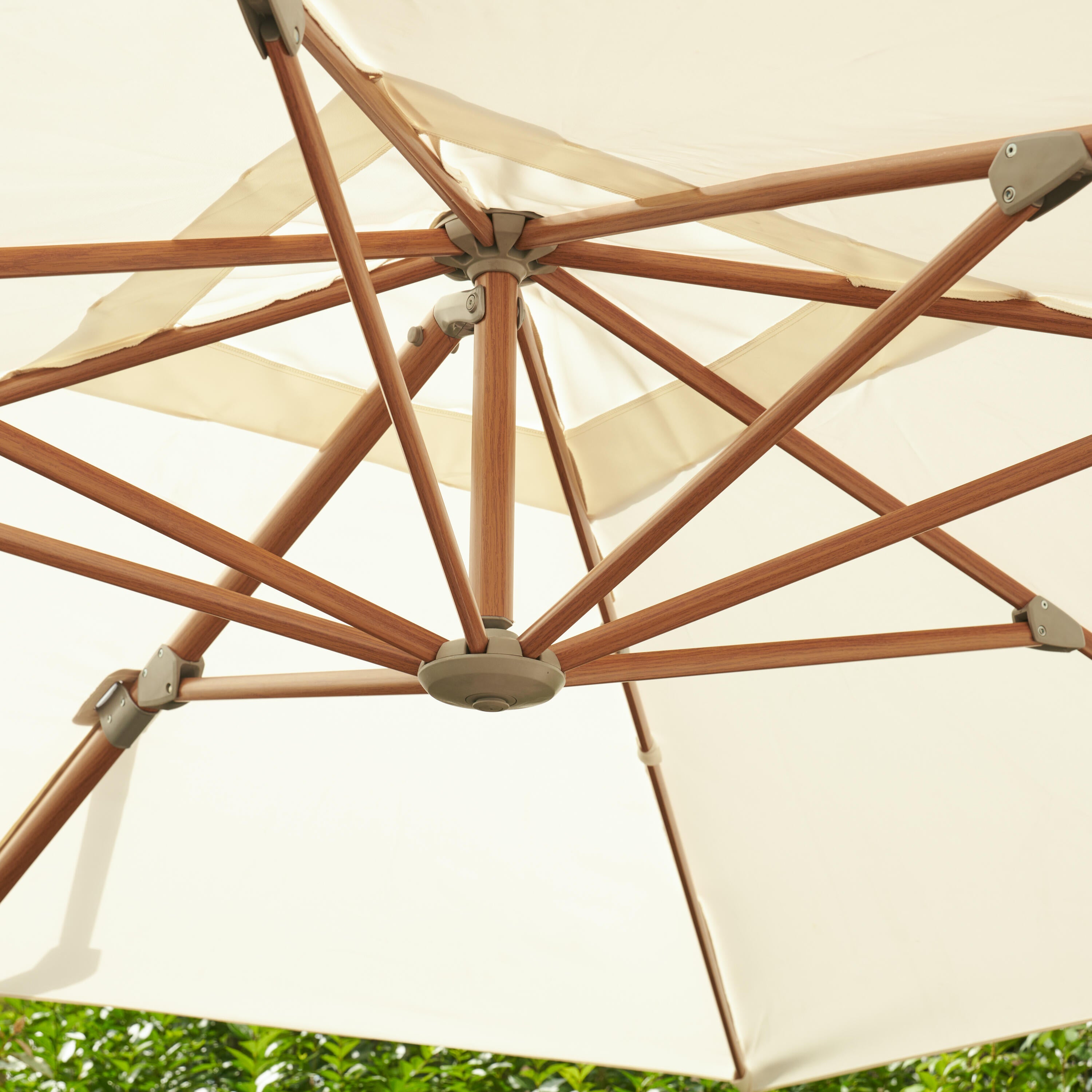 Ombrellone a palo laterale marrone AGORA NATERIAL con telo quadrato bianco L 286 x P 286 x H 264 cm - 14