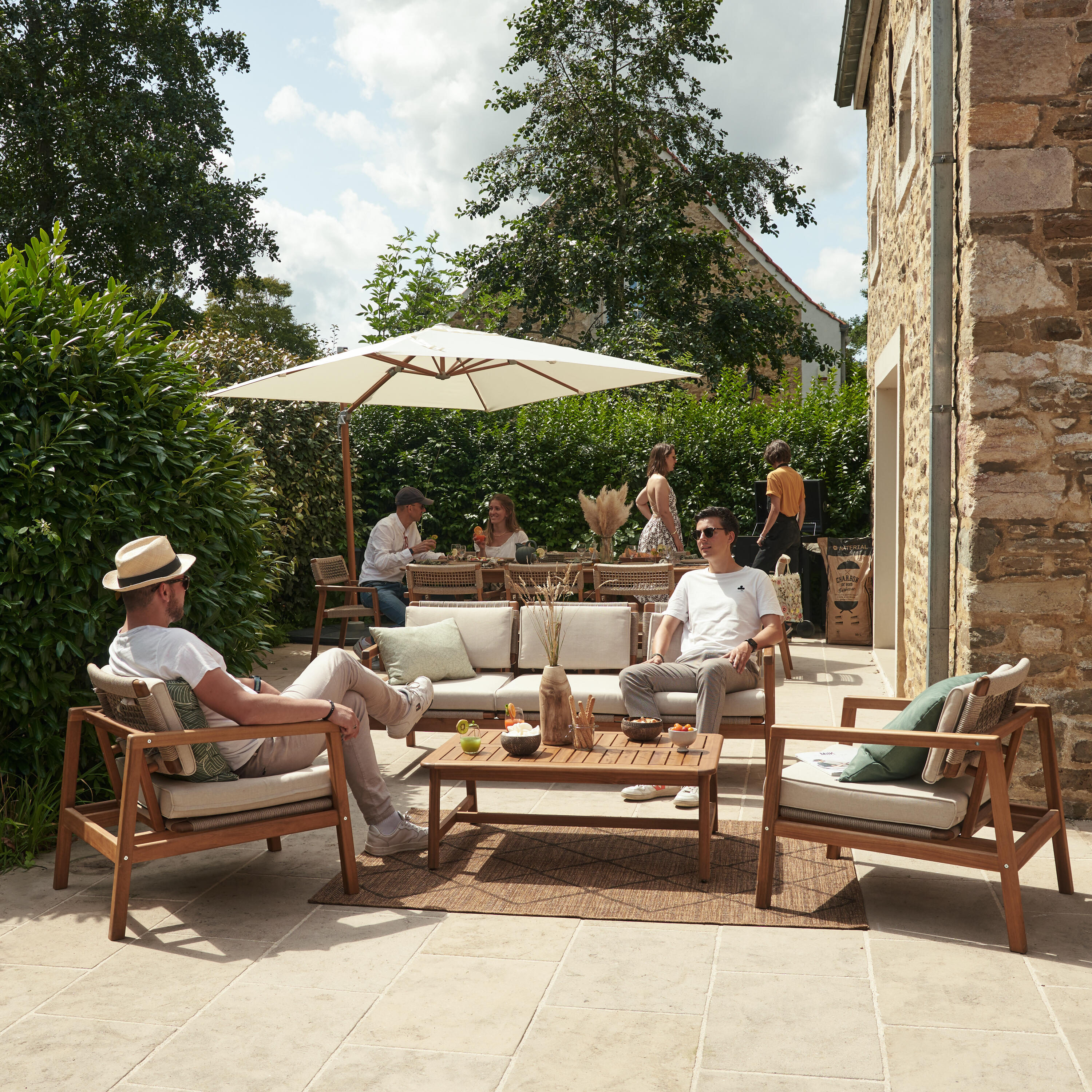 Divano da giardino con cuscino beige e braccioli Oasis NATERIAL da 3 posti, struttura in acacia marrone seduta in poliestere marrone, L 182 x H 74 x P 80 cm - 5