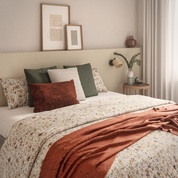 cojines decorativos en la cama de matrimonio