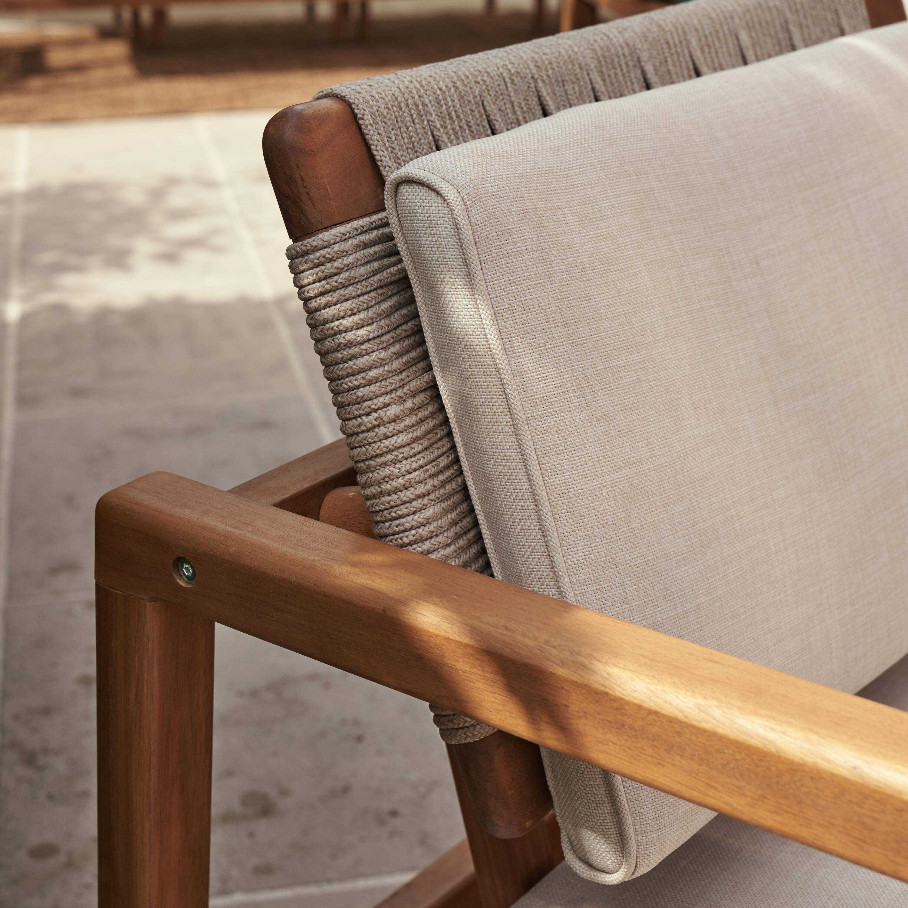 Divano da giardino con cuscino beige e braccioli Oasis NATERIAL da 3 posti, struttura in acacia marrone seduta in poliestere marrone, L 182 x H 74 x P 80 cm - 15