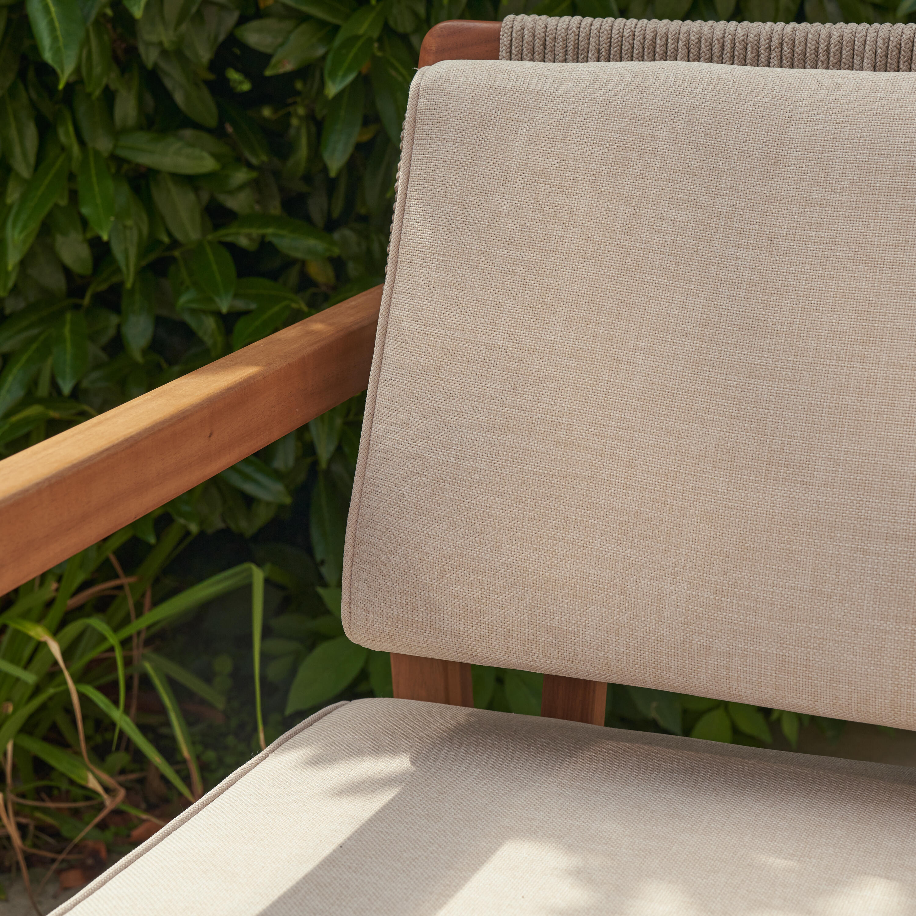 Divano da giardino con cuscino beige e braccioli Oasis NATERIAL da 3 posti, struttura in acacia marrone seduta in poliestere marrone, L 182 x H 74 x P 80 cm - 14