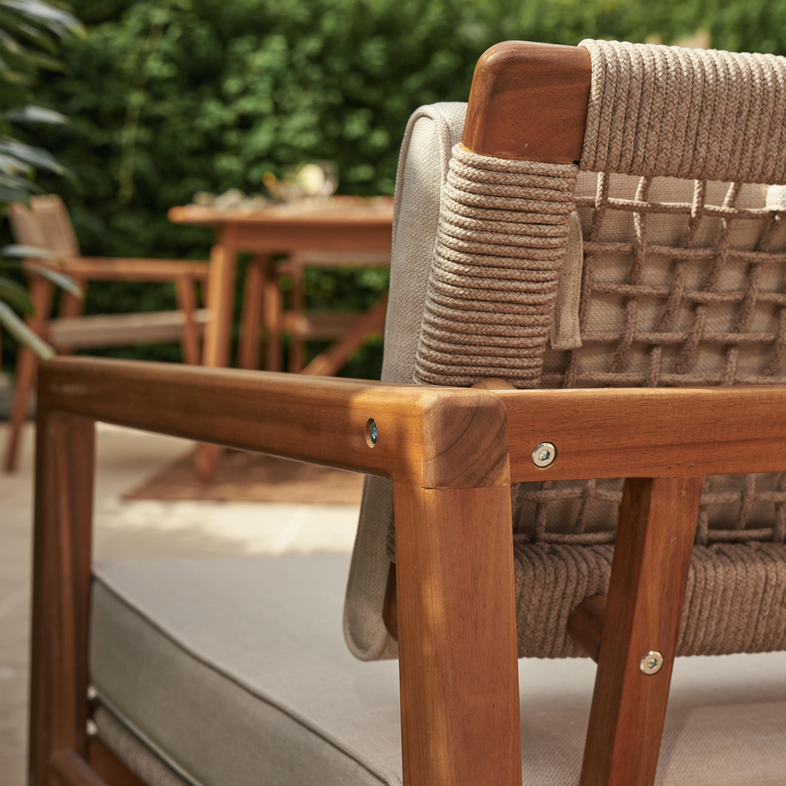 Divano da giardino con cuscino beige e braccioli Oasis NATERIAL da 3 posti, struttura in acacia marrone seduta in poliestere marrone, L 182 x H 74 x P 80 cm - 13