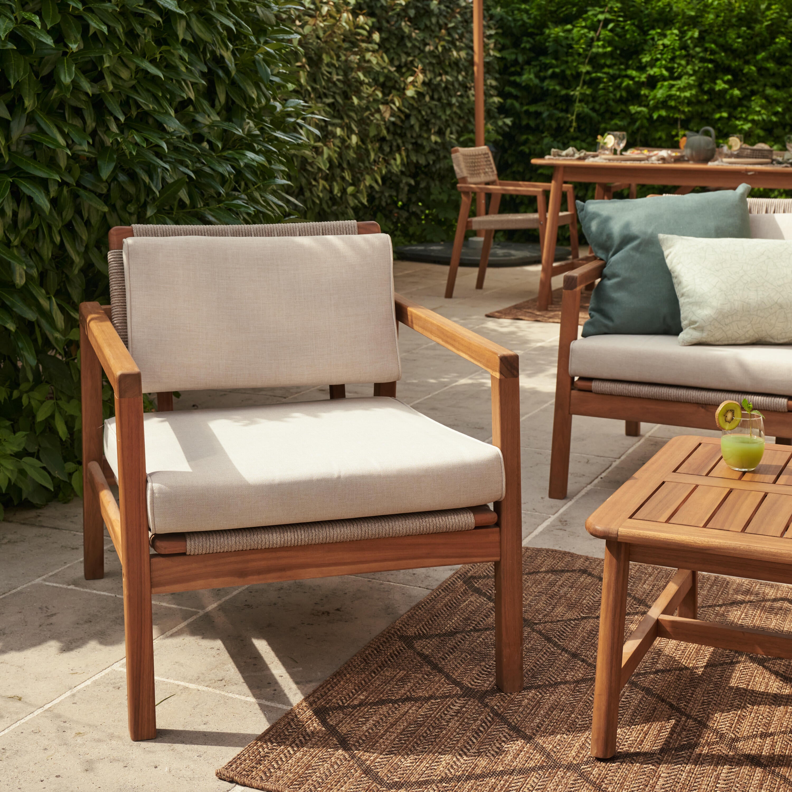 Poltrona da giardino con cuscino beige e braccioli Oasis NATERIAL da 2 posti, struttura in acacia marrone seduta in acacia marrone, L 66 x H 74 x P 80 cm, set da 2 pezzi - 18