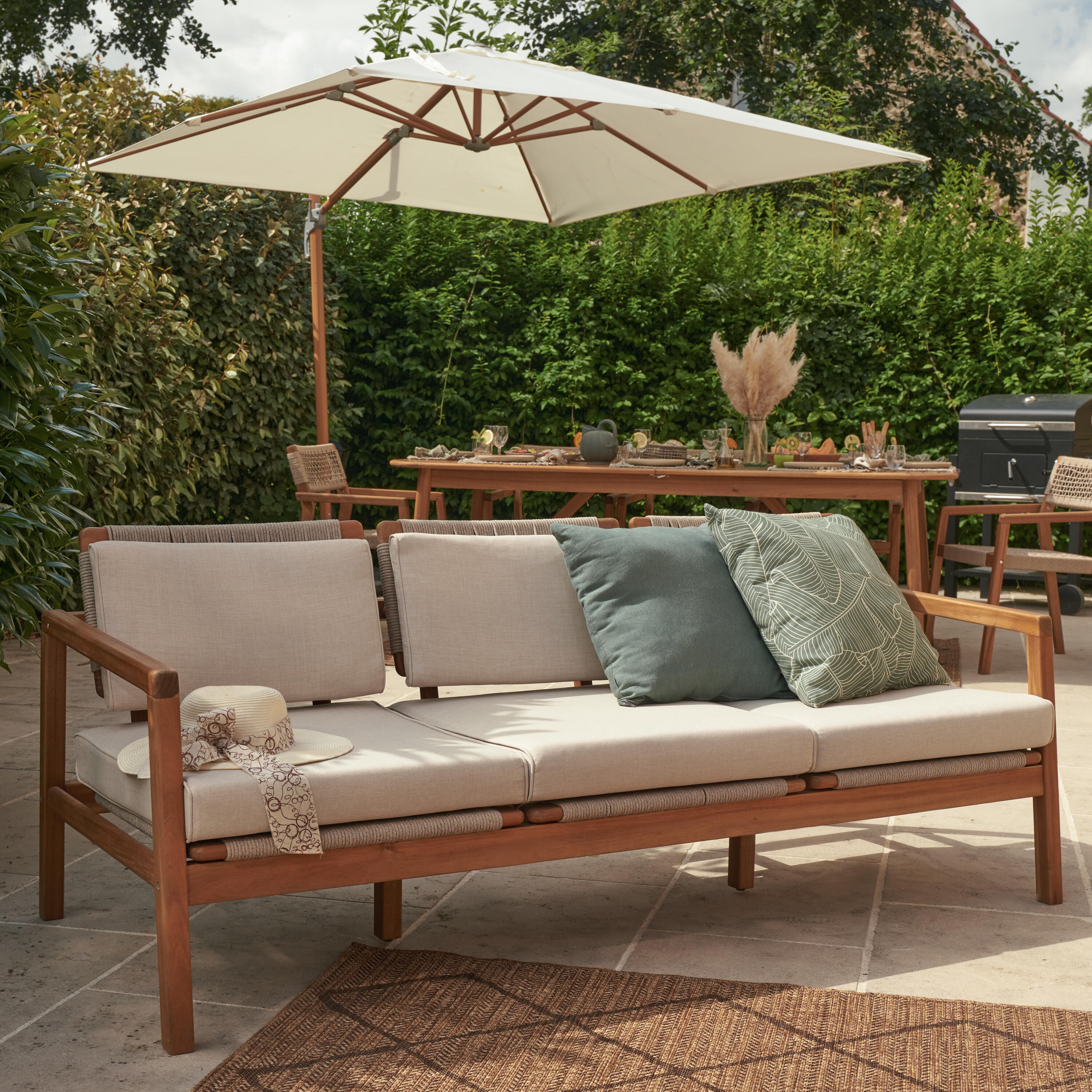 Divano da giardino con cuscino beige e braccioli Oasis NATERIAL da 3 posti, struttura in acacia marrone seduta in poliestere marrone, L 182 x H 74 x P 80 cm - 3