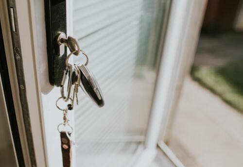 photo d'une serrure de porte qui ferme mal
