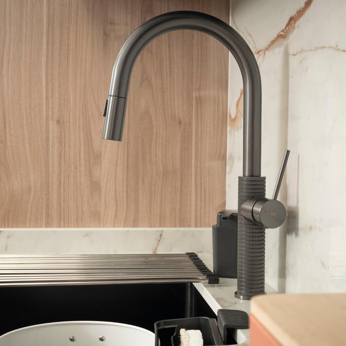 Cocina con grifo negro. 