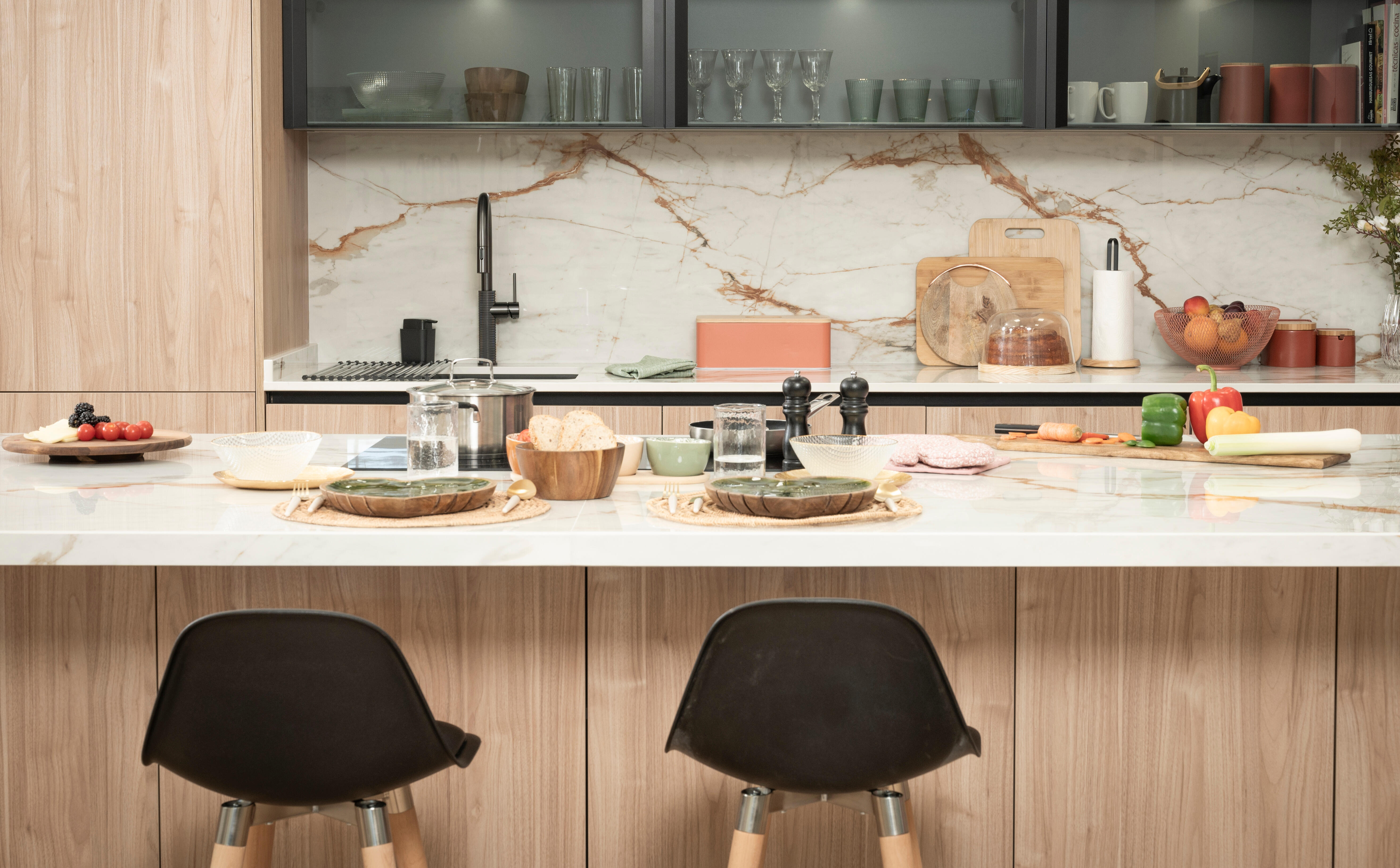 Cocina con isla y antepecho de mármol. 