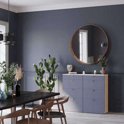 Une commode bleu marine en ton sur ton dans un salon