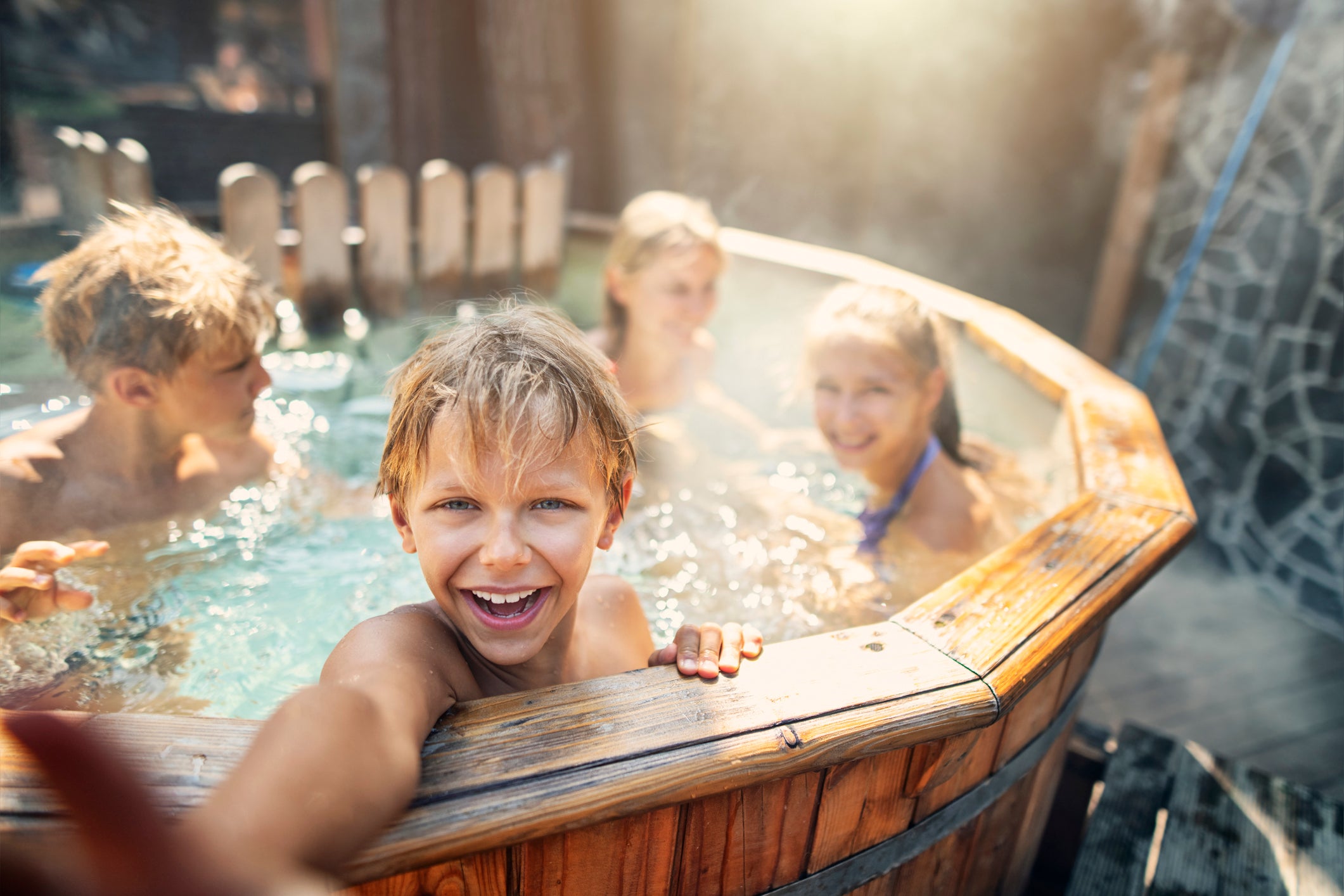 rodzina w jacuzzi w ogrodzie