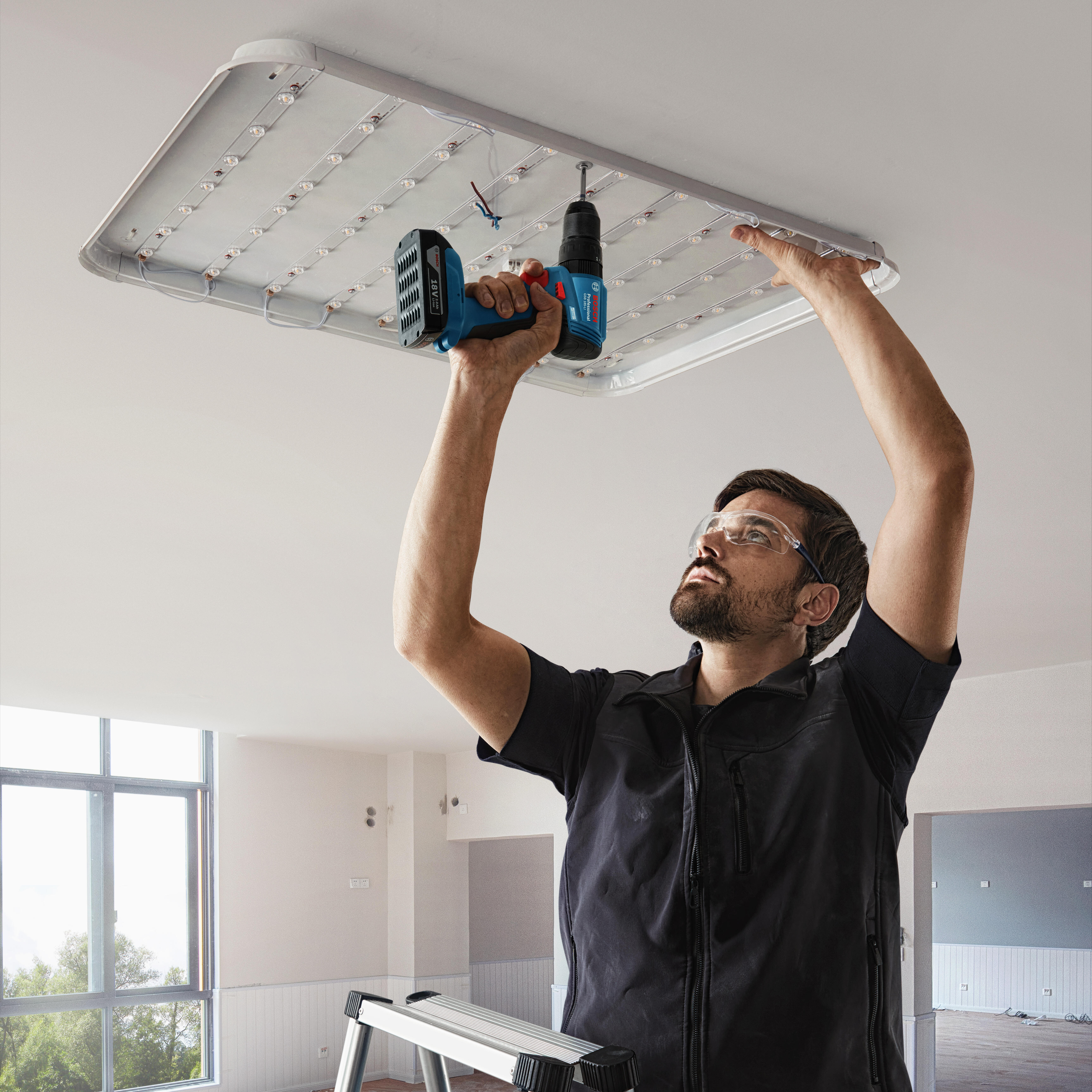 Trapano a percussione a batteria BOSCH PROFESSIONAL GSB 18V 2 batterie agli ioni di litio da 4 Ah e 2 Ah + valigetta - 2