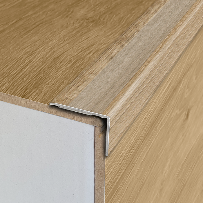 Artens fija el tornillo para peldaños de escaleras.