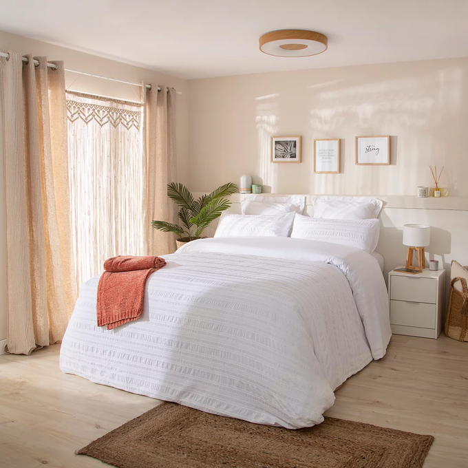 Dormitorio con doble cortina.  
