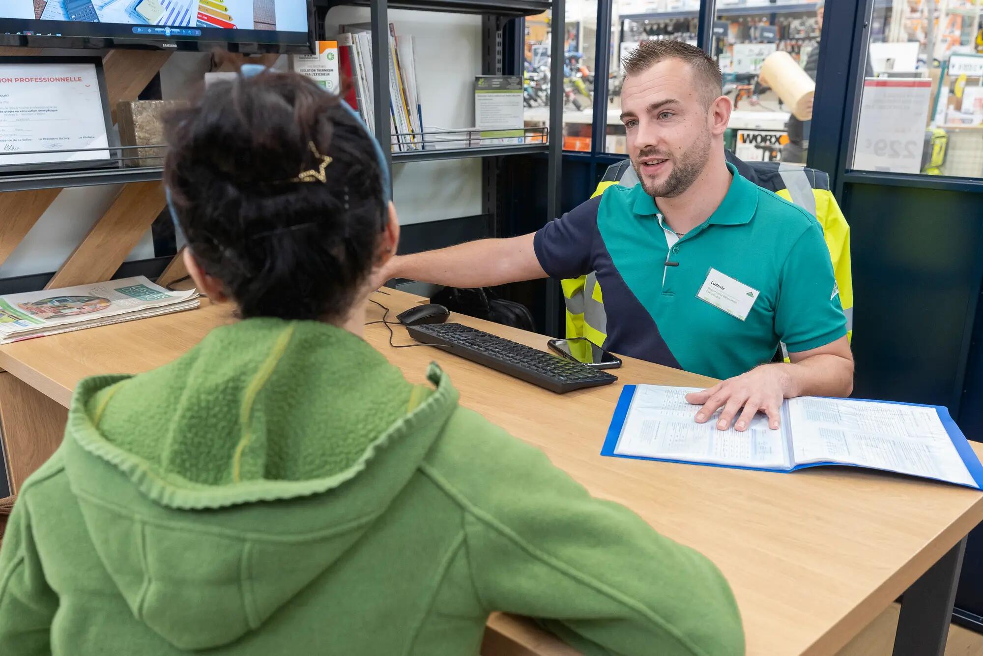 un RRE conseille une cliente