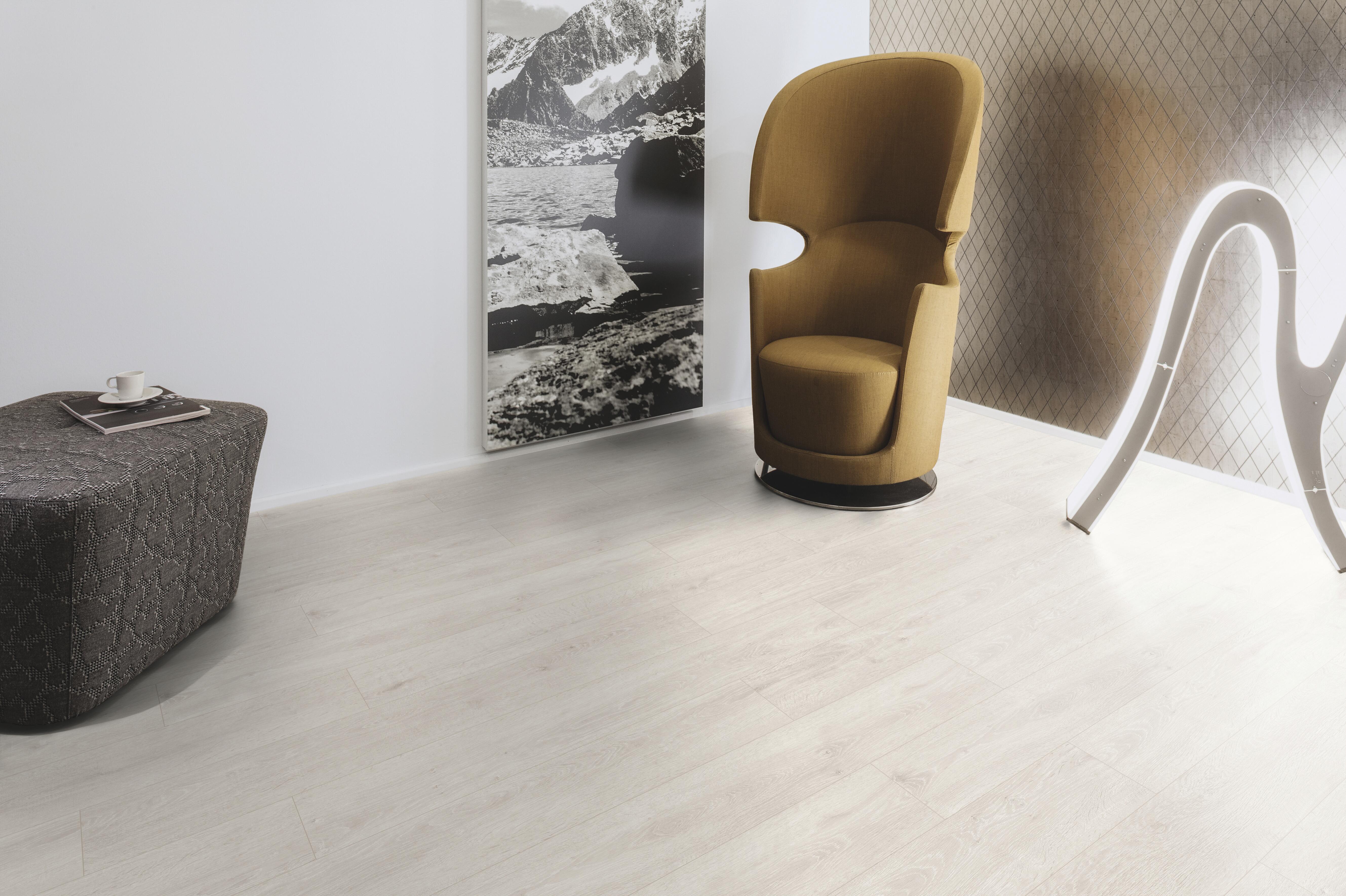 Suelo laminado intenso 8mm Loc AC5 LOC | Leroy Merlin