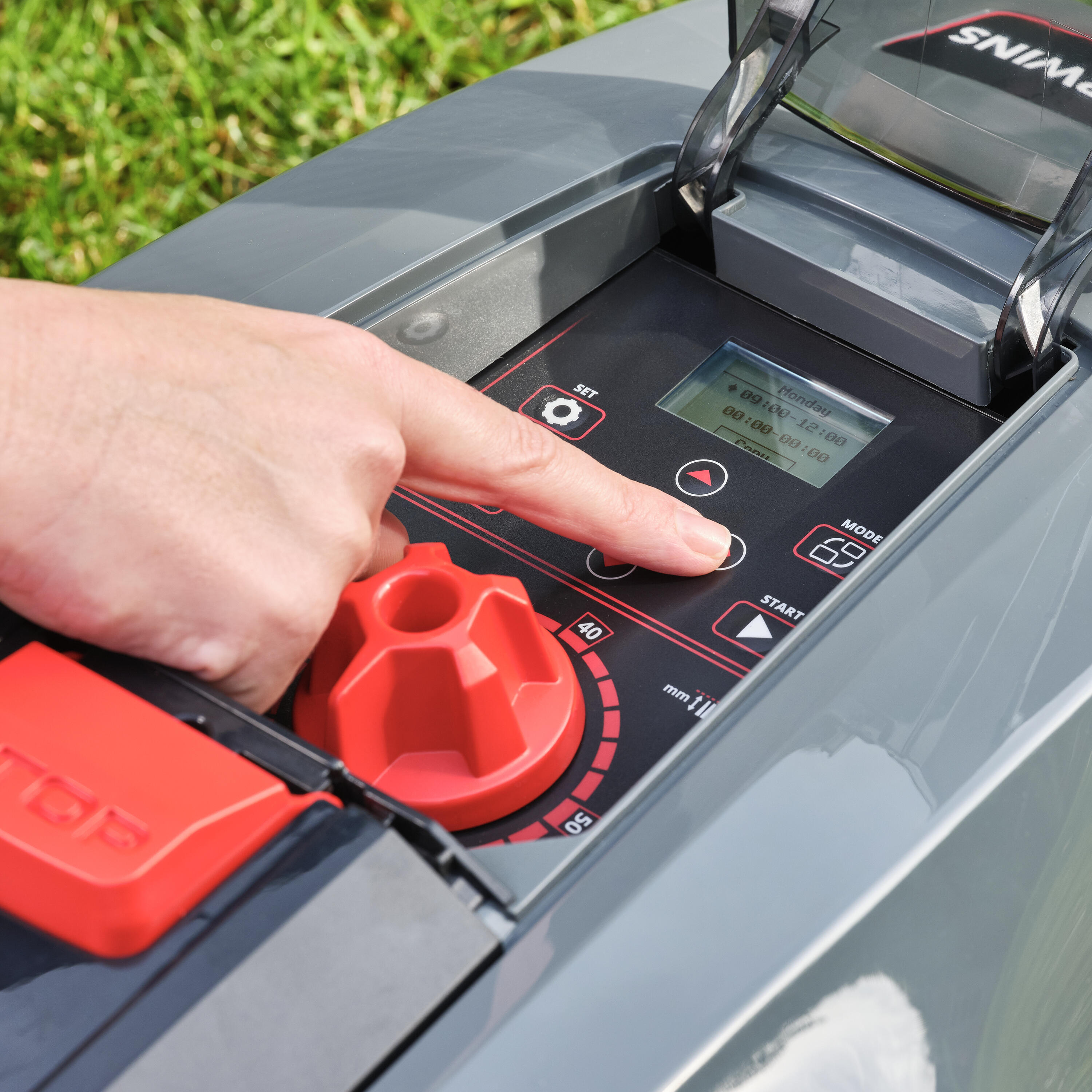 Robot tagliaerba STERWINS con filo perimetrale larghezza di taglio 18 cm - 14