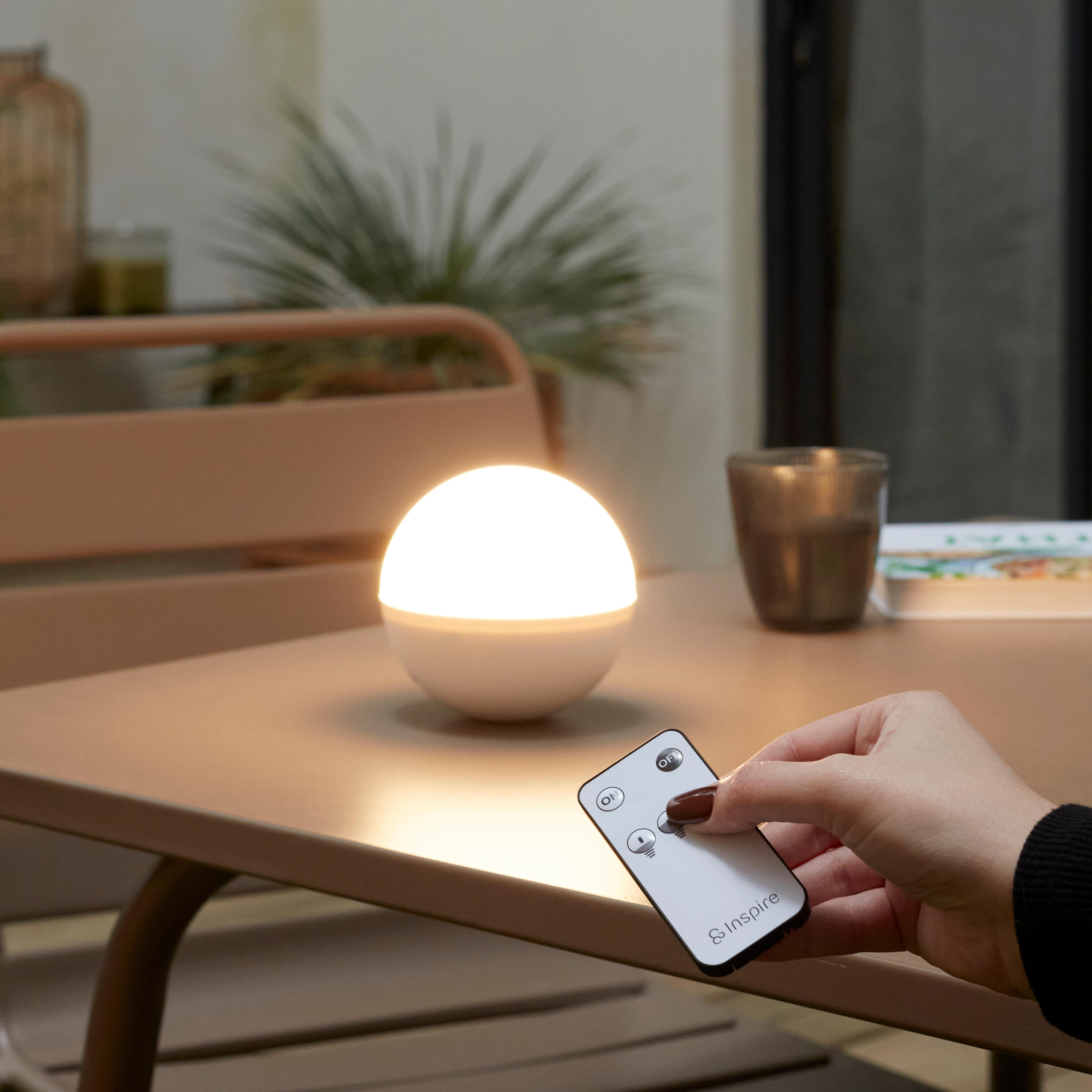 Lámpara de mesa solar sin cables de plástico exterior blanca luz LED intensidad regulable INSPIRE Caspe IP54 y 3hrs autonomía - 2