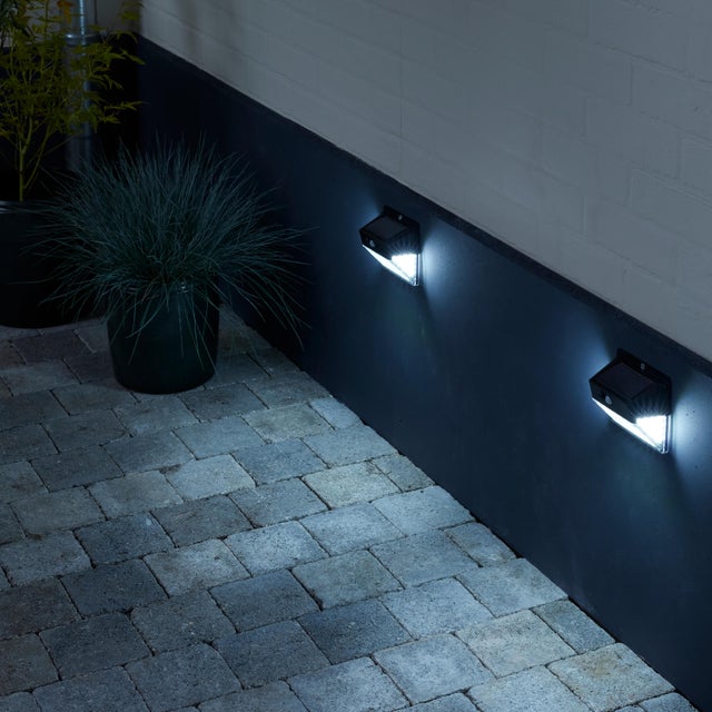 Pack de 2 apliques solares de exterior luz LED 6500K luz fría 200 lúmenes Begur negros con detector de movimiento y sensor crepuscular IP44 2 hrs aprox. con carga llena