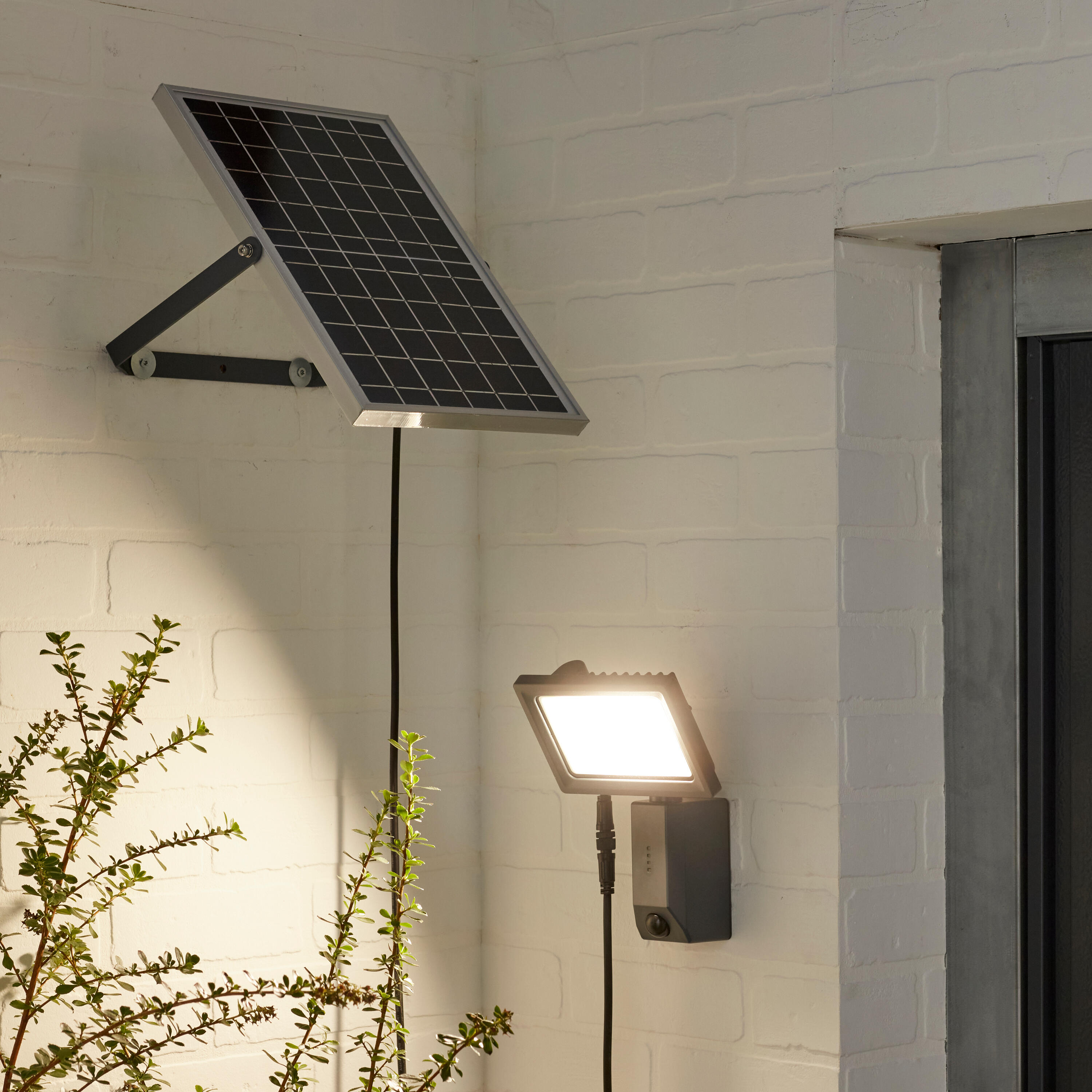 Proyector solar LED INSPIRE Yonkers 2000 lm de aluminio IP54 con panel separado luz blanco neutro sensor crepuscular y detector de movimiento - 12