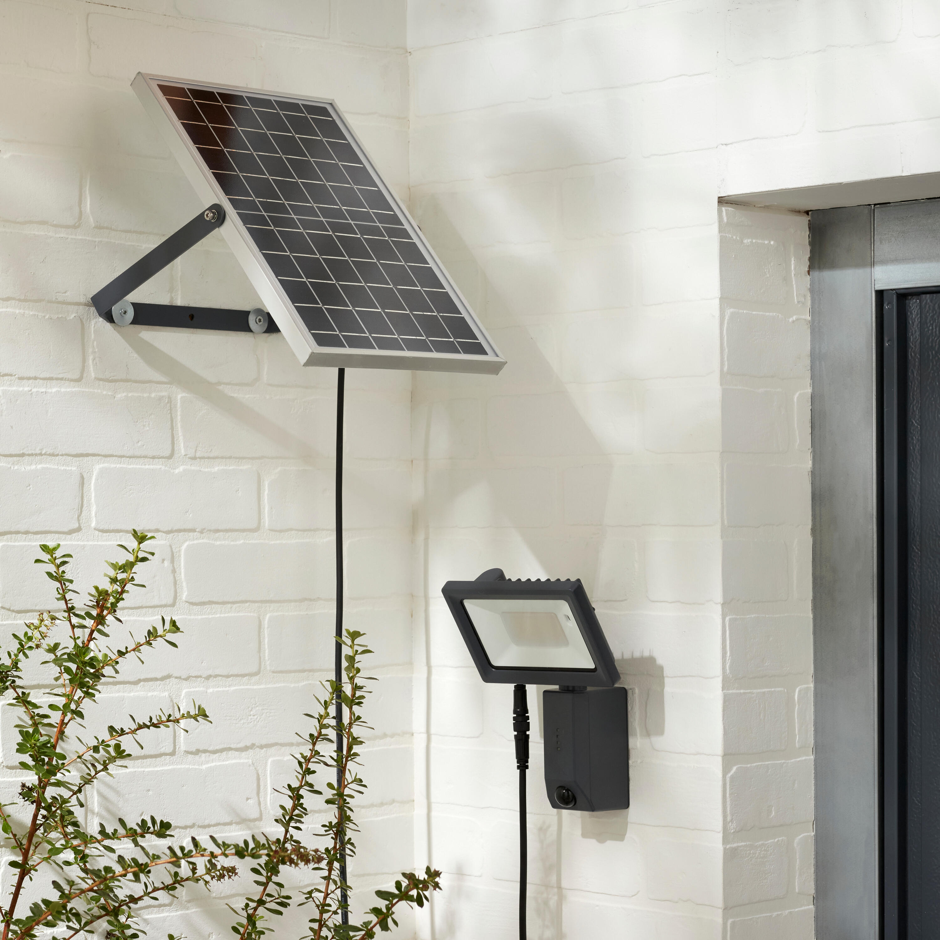 Proyector solar LED INSPIRE Yonkers 2000 lm de aluminio IP54 con panel separado luz blanco neutro sensor crepuscular y detector de movimiento - 3