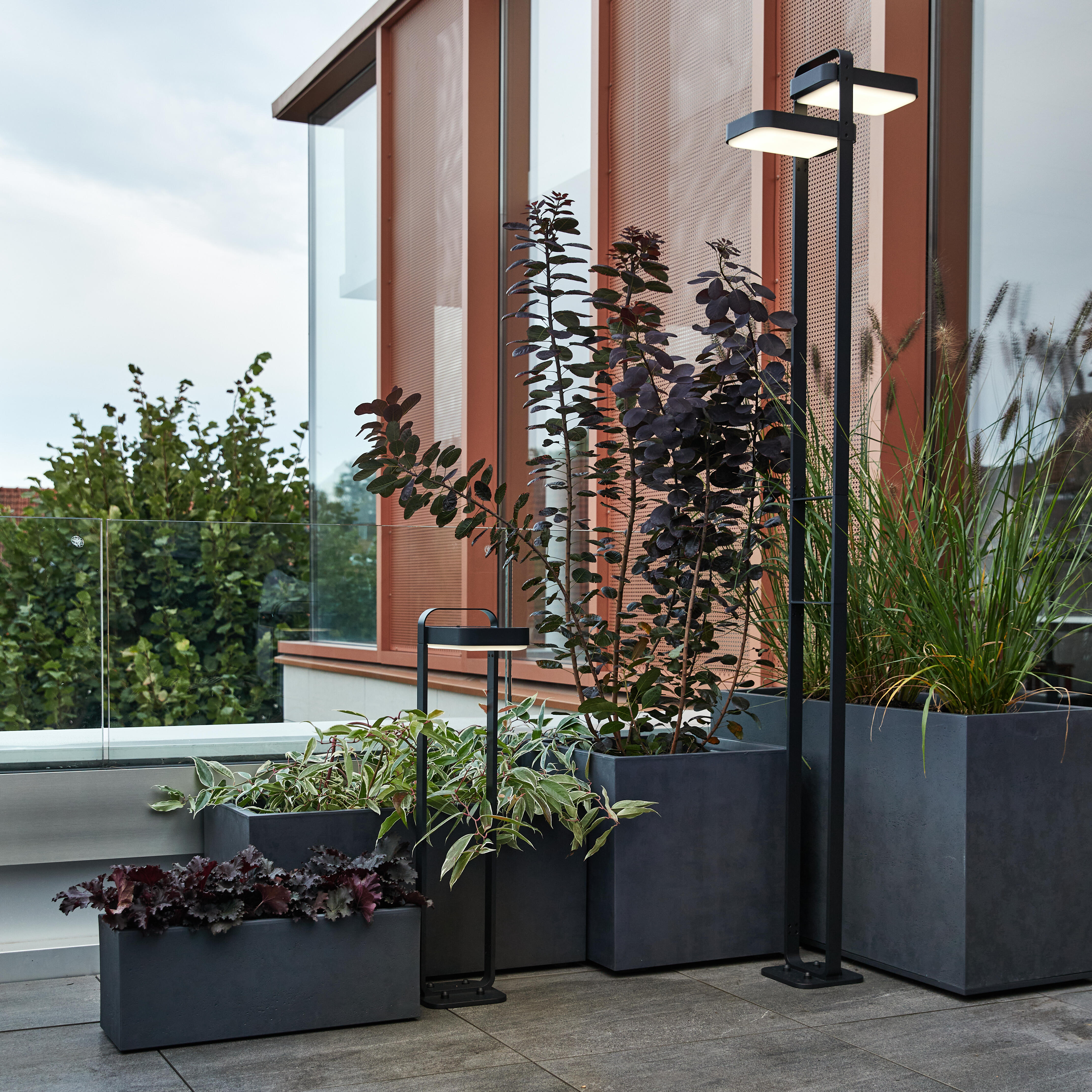 Lampadaire solaire et rechargeable Booster Waiki 900 Lumen anthracite INSPIRE - 5